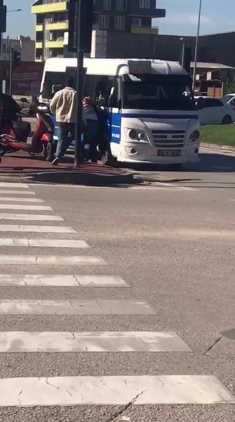 Minibüs Şoförü İle Motokurye Arasında Yol Verme Tartışması