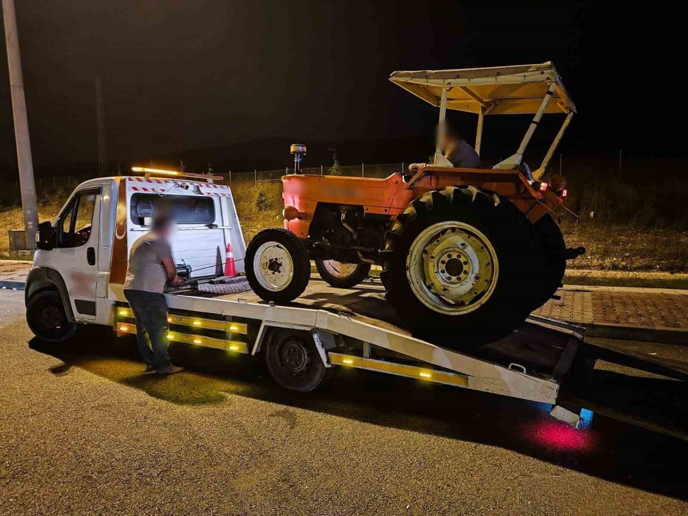 Otoyolda Traktörle Seyir Halindeki Sürücüye Ceza Yazıldı
