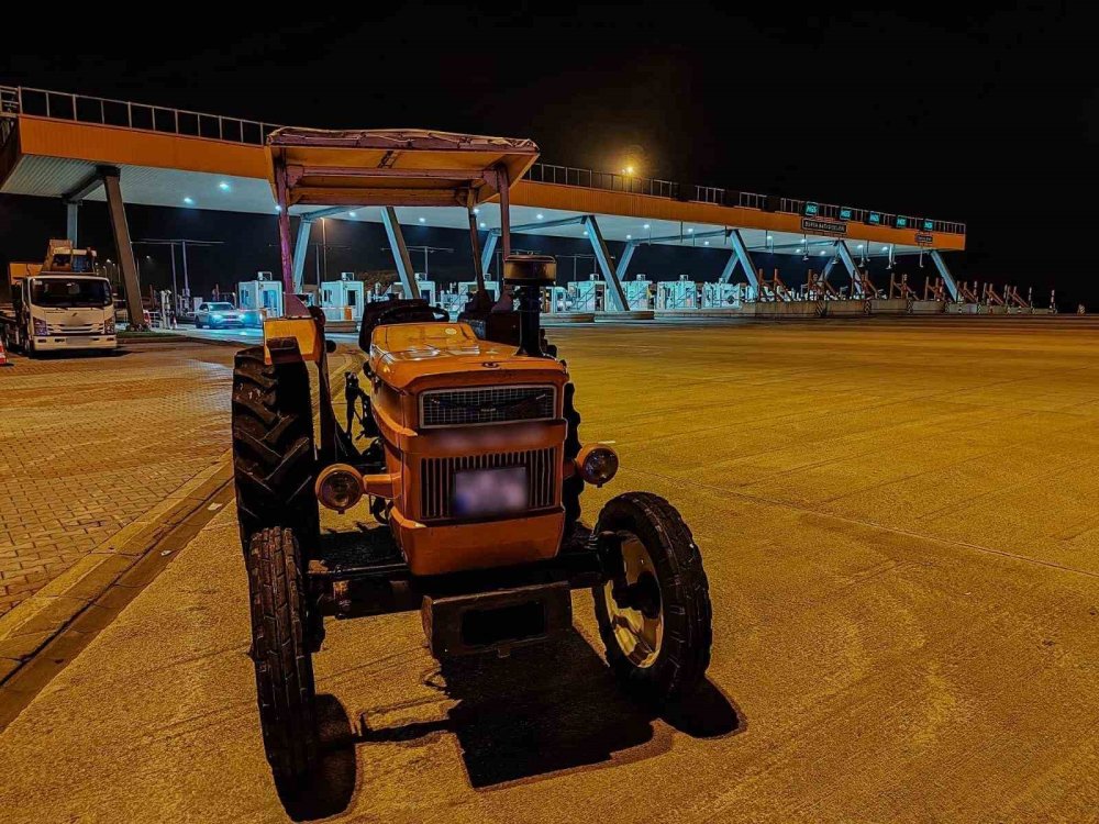 Otoyolda Traktörle Seyir Halindeki Sürücüye Ceza Yazıldı
