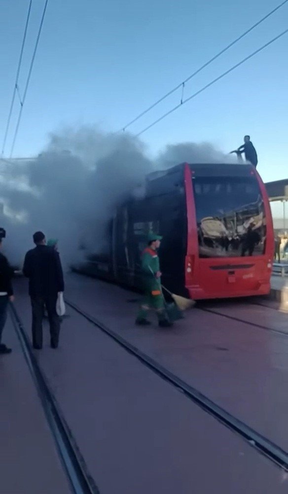 Tramvayda Yangın Paniği