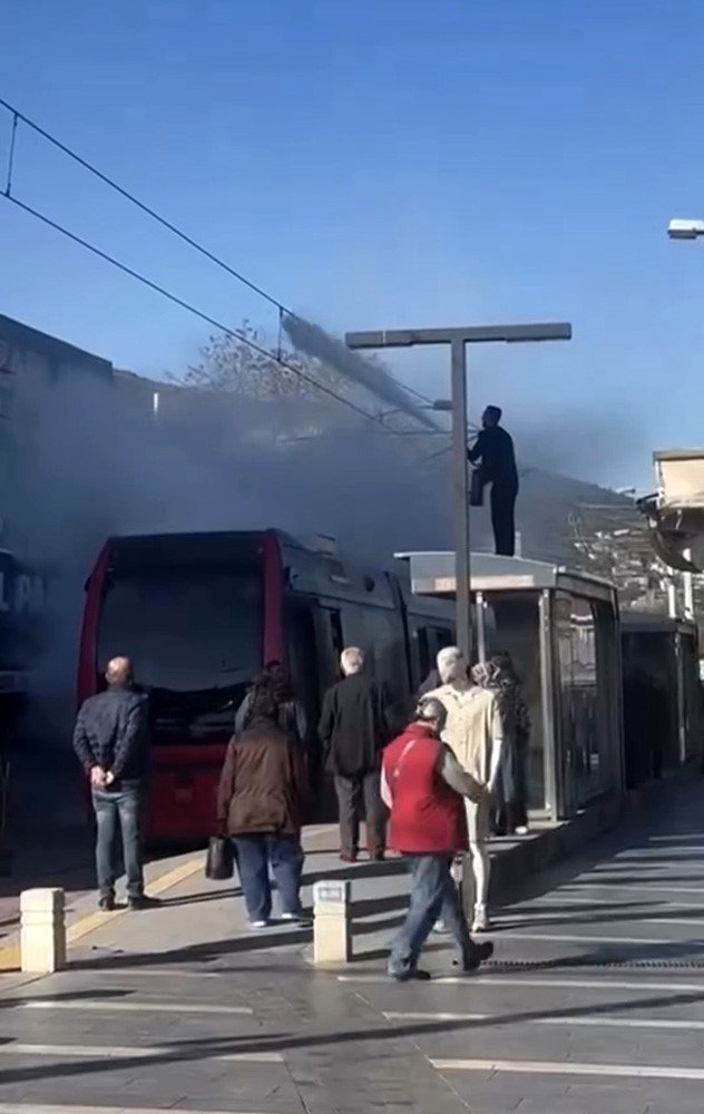 Tramvayda Yangın Paniği