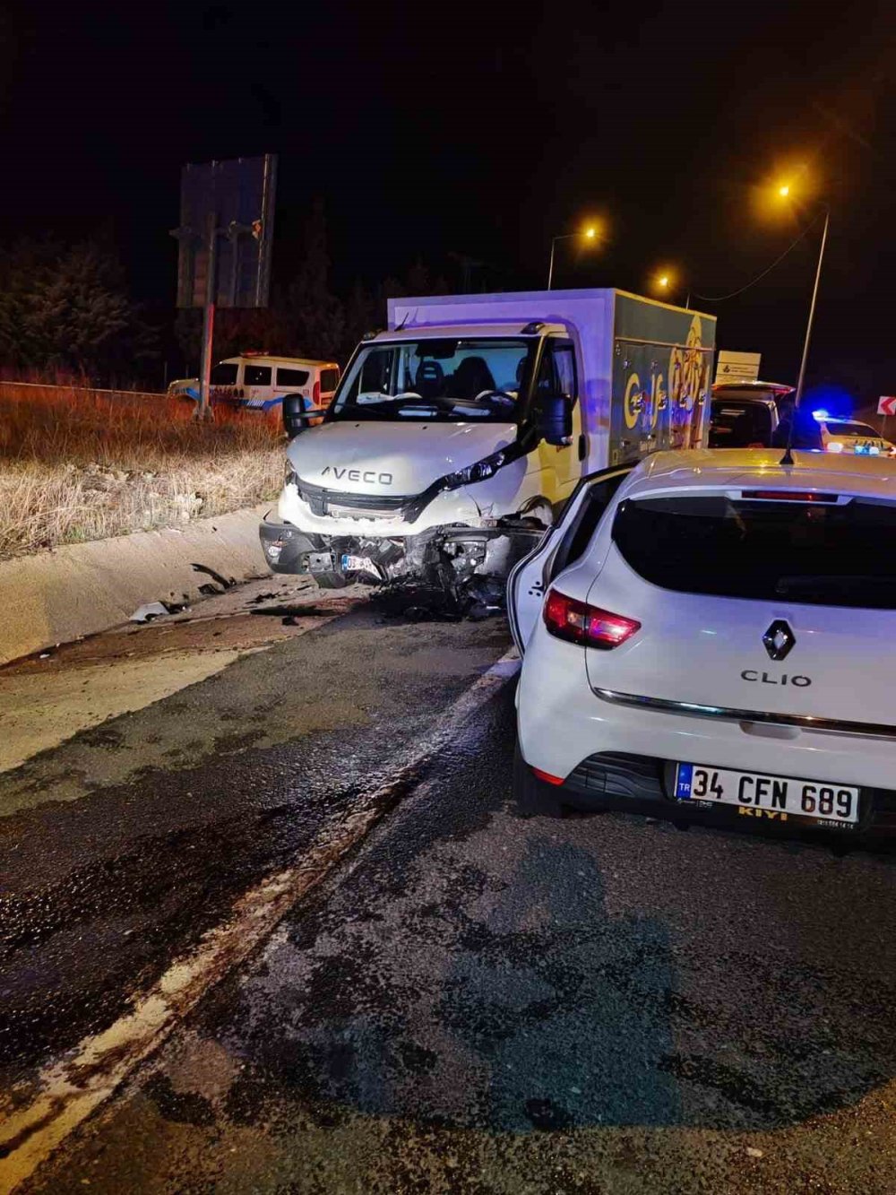 2 Araç Kafa Kafaya Çarpıştı