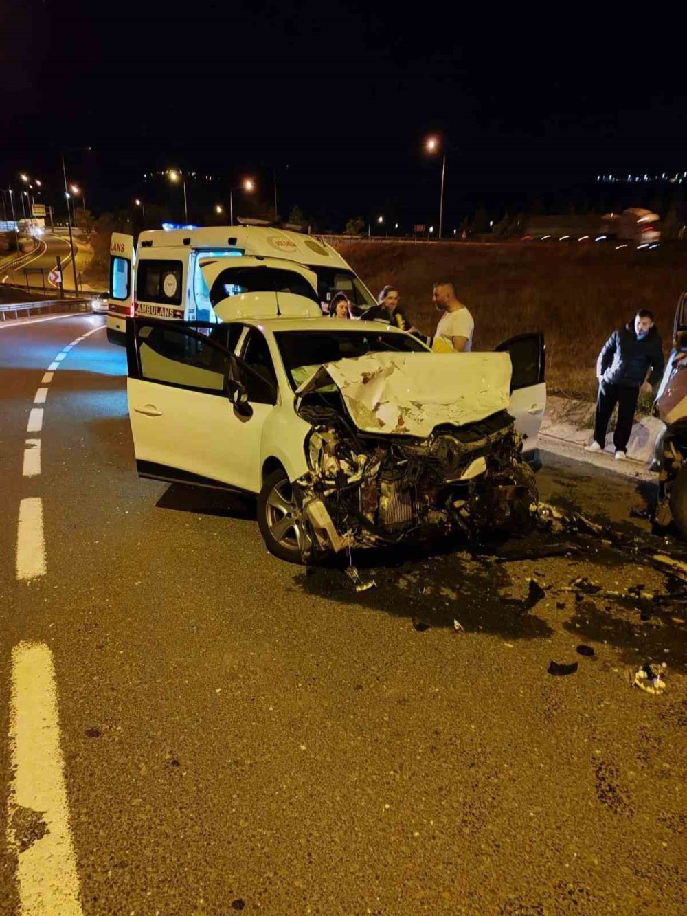 2 Araç Kafa Kafaya Çarpıştı