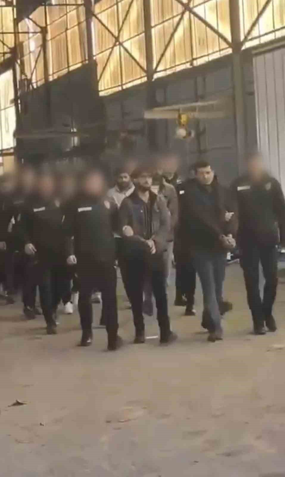 Düzensiz Göçmen Operasyonu: 17 Göçmen Yakalandı, 2 Kişi Gözaltına Alındı