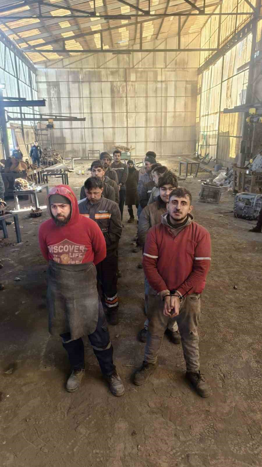 Düzensiz Göçmen Operasyonu: 17 Göçmen Yakalandı, 2 Kişi Gözaltına Alındı