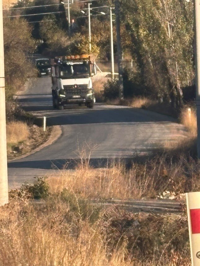 Uzayan Ağaç Dalları Sürücülere Zorluk Yaşatıyor