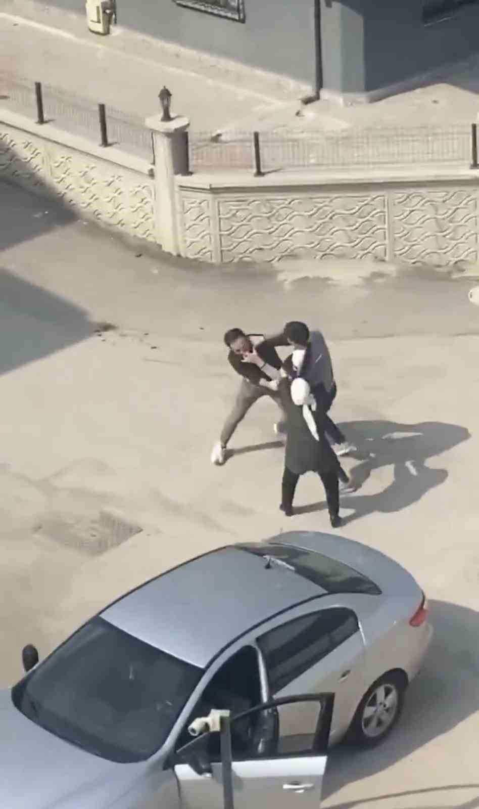 Yol Kavgasında Sopalar, Yumruklar, Terlikler Havada Uçuştu