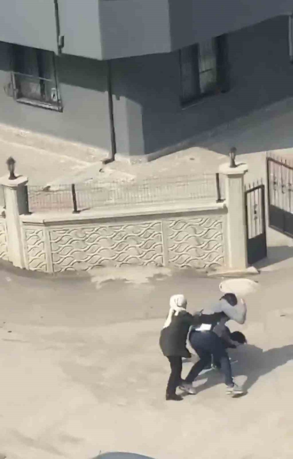 Yol Kavgasında Sopalar, Yumruklar, Terlikler Havada Uçuştu