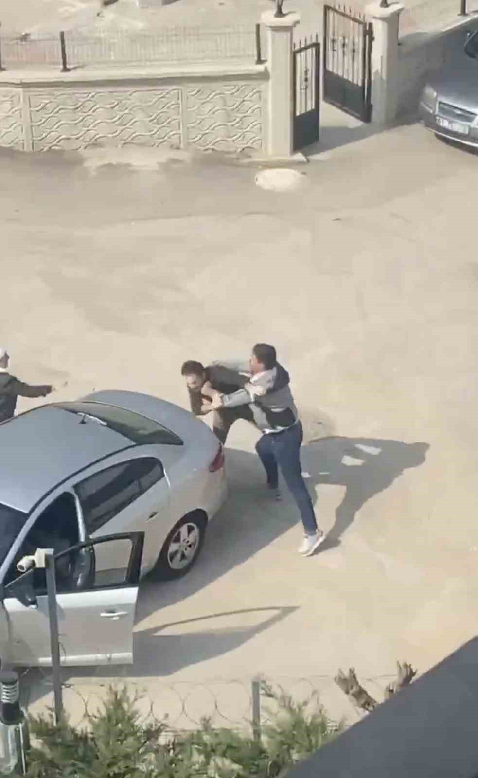 Yol Kavgasında Sopalar, Yumruklar, Terlikler Havada Uçuştu