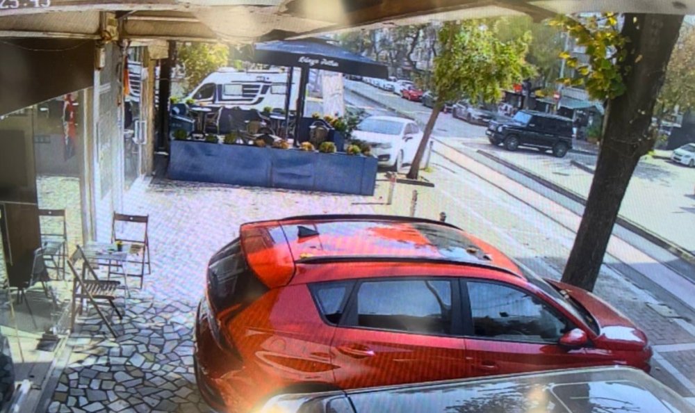 Cipe Çarpmamak İçin Manevra Yaptı, Tatlıcı Dükkanına Böyle Girdi