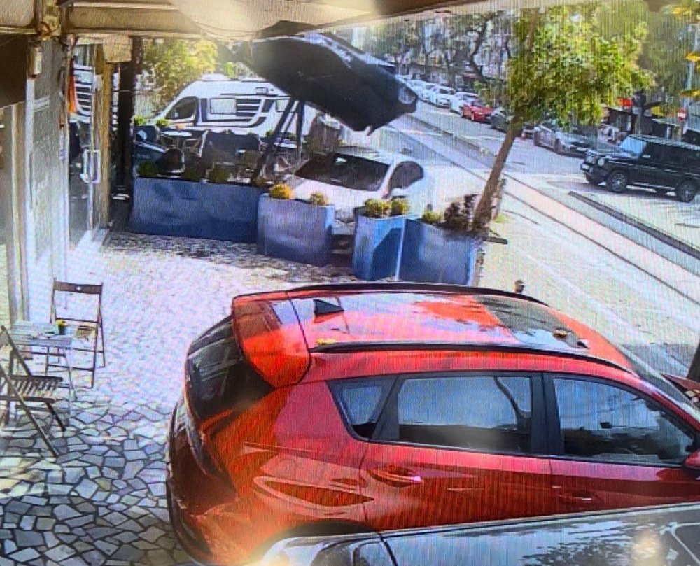 Cipe Çarpmamak İçin Manevra Yaptı, Tatlıcı Dükkanına Böyle Girdi