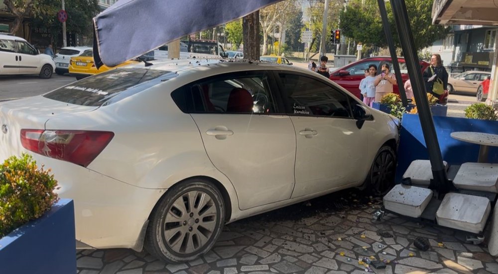 Cipe Çarpmamak İçin Manevra Yaptı, Tatlıcı Dükkanına Böyle Girdi