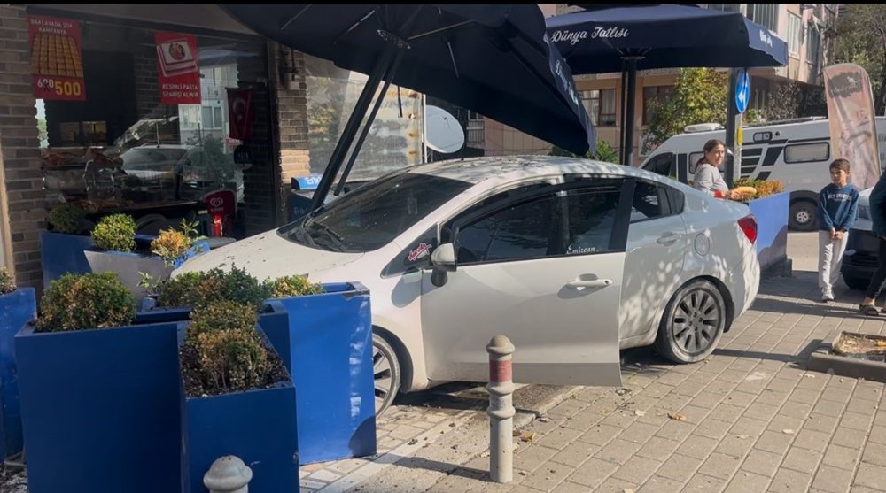 Cipe Çarpmamak İçin Manevra Yaptı, Tatlıcı Dükkanına Böyle Girdi