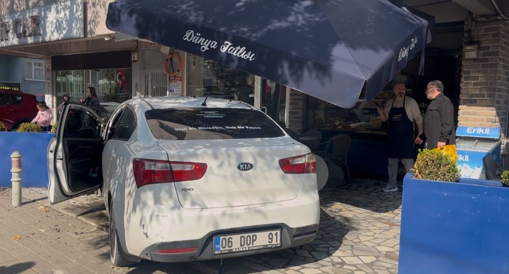 Cipe Çarpmamak İçin Manevra Yaptı, Tatlıcı Dükkanına Böyle Girdi