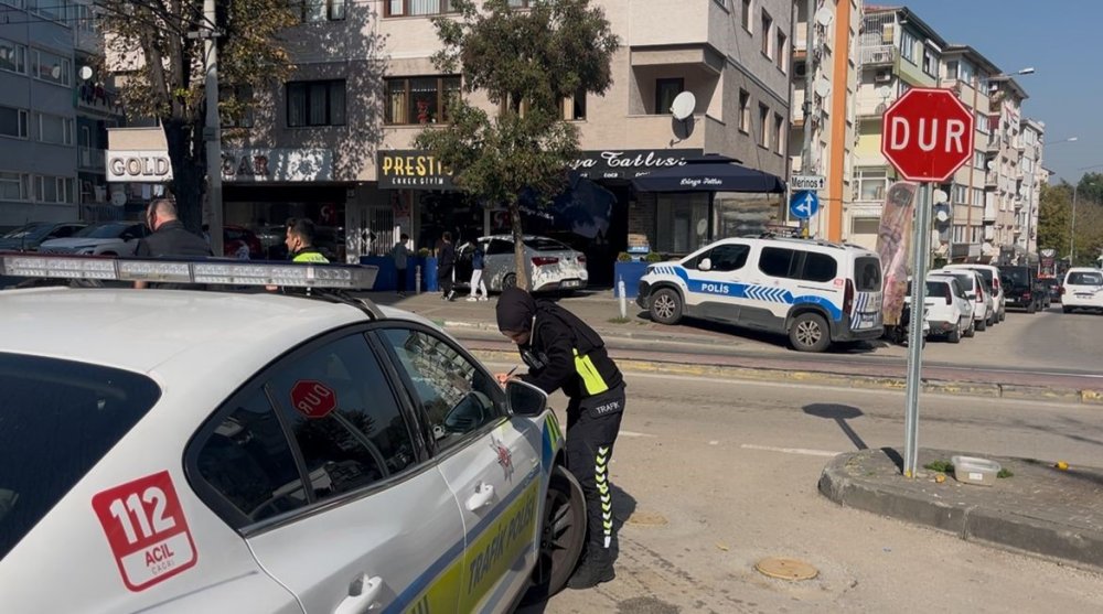 Cipe Çarpmamak İçin Manevra Yaptı, Tatlıcı Dükkanına Böyle Girdi