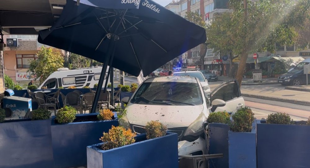 Cipe Çarpmamak İçin Manevra Yaptı, Tatlıcı Dükkanına Böyle Girdi