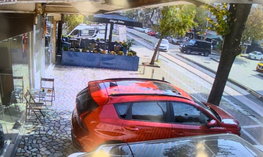 Cipe Çarpmamak İçin Manevra Yaptı, Tatlıcı Dükkanına Böyle Girdi