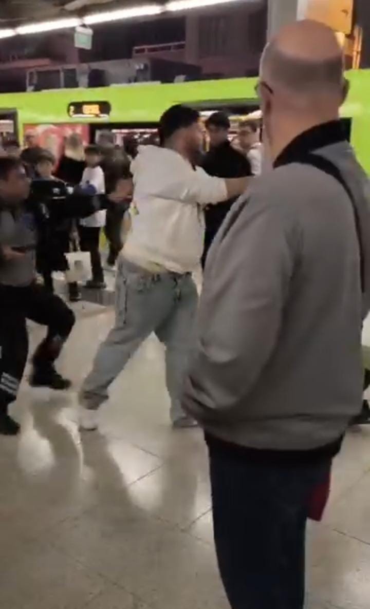 Metroda Çıkan Kavgada Yumruklar Havada Uçuştu