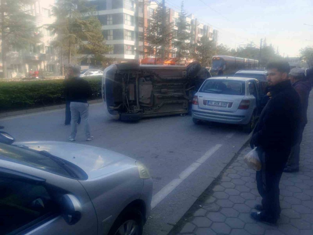 Park Halindeki Araçlara Çarpan Otomobil Yan Yattı