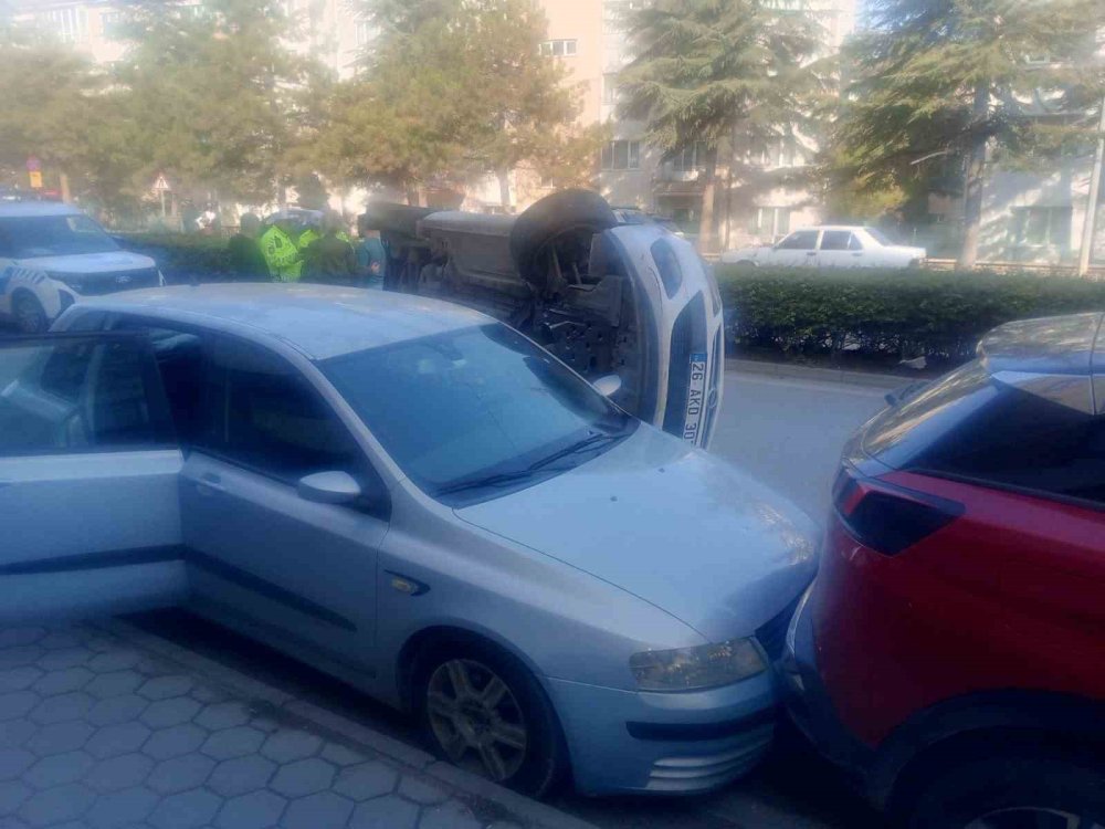 Park Halindeki Araçlara Çarpan Otomobil Yan Yattı