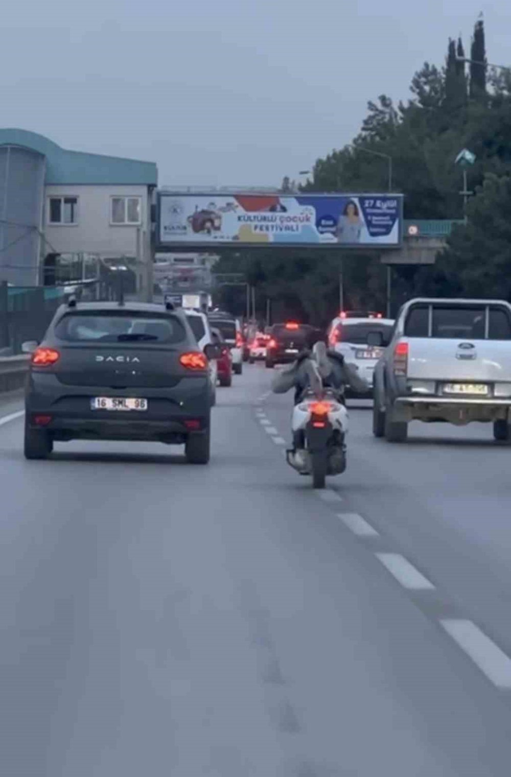 Trafikte Yatarak Motosiklet Sürdü!