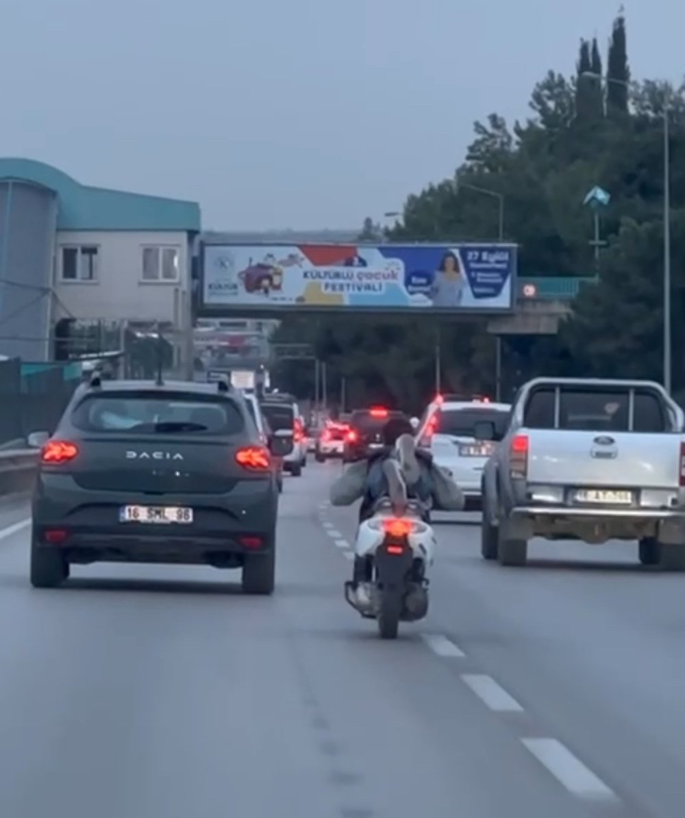 Trafikte Yatarak Motosiklet Sürdü!