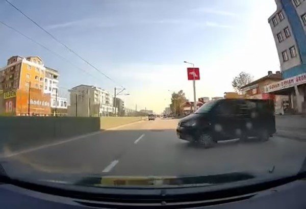 Freni Boşalan Minibüs Üç Şeritli Yola İndi