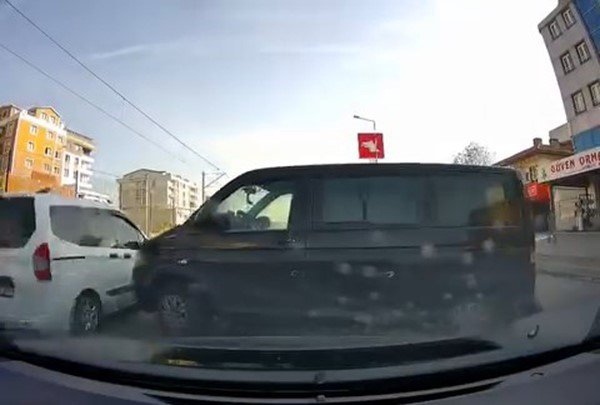 Freni Boşalan Minibüs Üç Şeritli Yola İndi