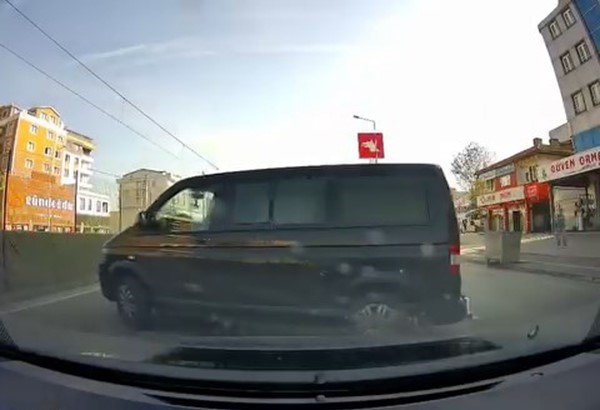 Freni Boşalan Minibüs Üç Şeritli Yola İndi