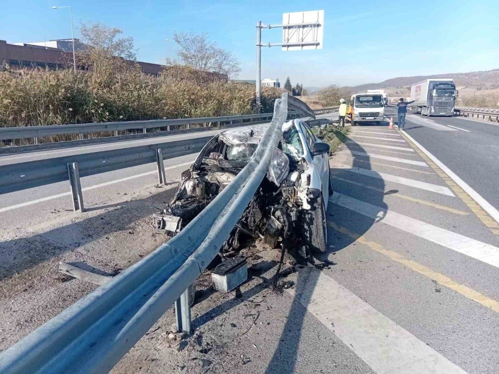 Kontrolden Çıkan Otomobil Bariyerlere Çarptı; 6 Kişi Yaralandı