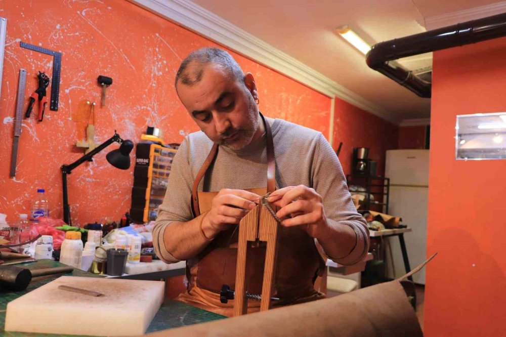 Kurumsal Hayatı Bırakıp Deri Atölyesi Açtı