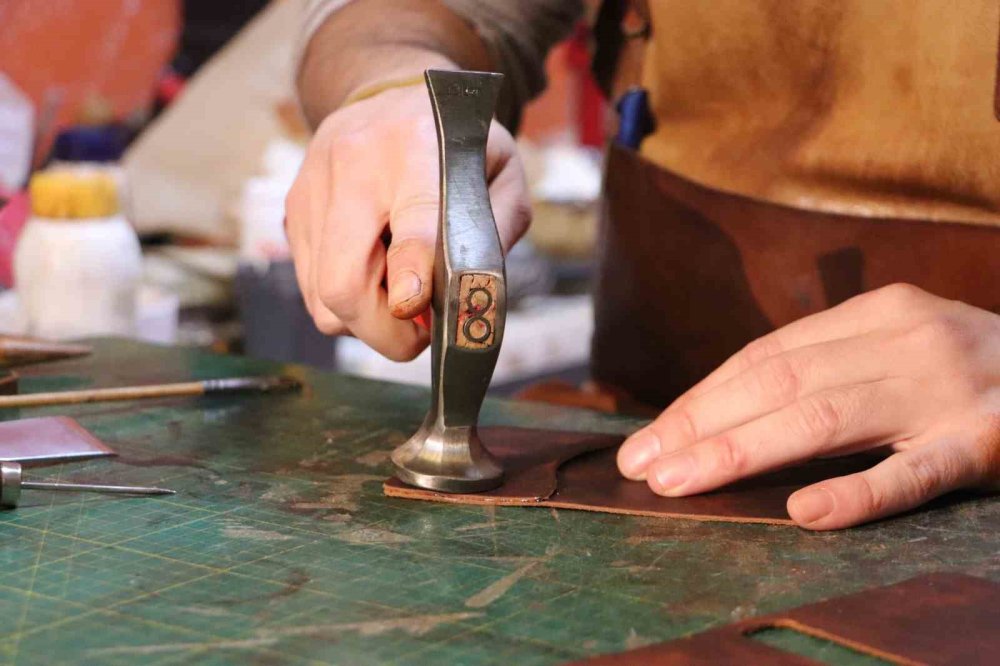 Kurumsal Hayatı Bırakıp Deri Atölyesi Açtı