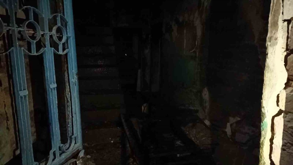 Tek Başına Yaşayan Şahıs Evini Yakarak İntihar Etmeye Kalkıştı