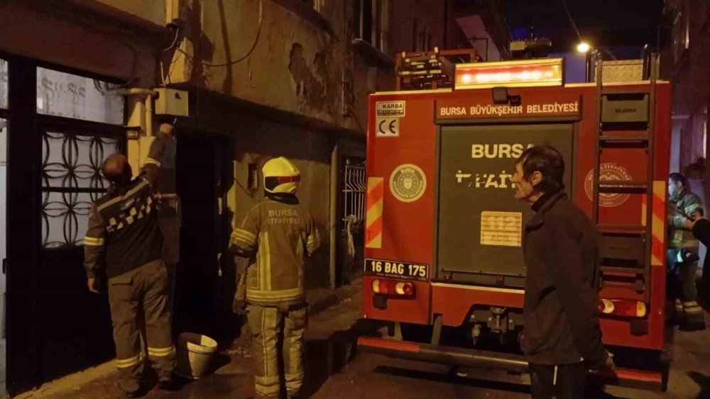 Tek Başına Yaşayan Şahıs Evini Yakarak İntihar Etmeye Kalkıştı