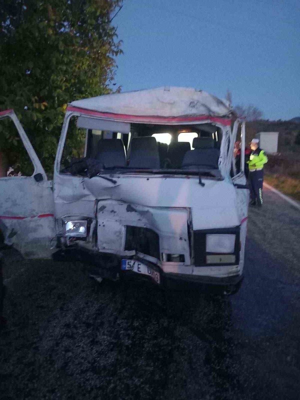 Traktör İle Minibüs Çarpıştı: 3 Yaralı