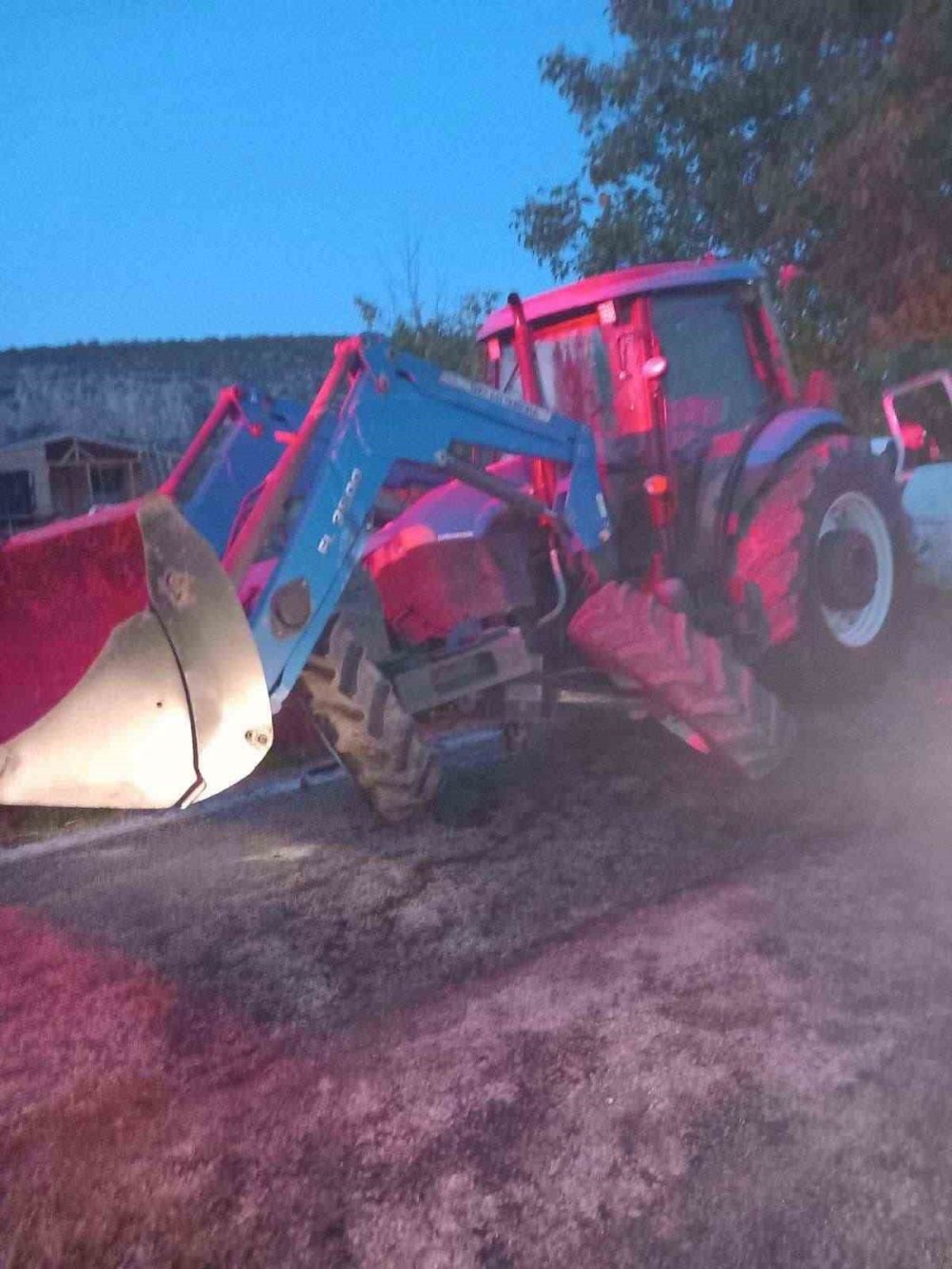 Traktör İle Minibüs Çarpıştı: 3 Yaralı