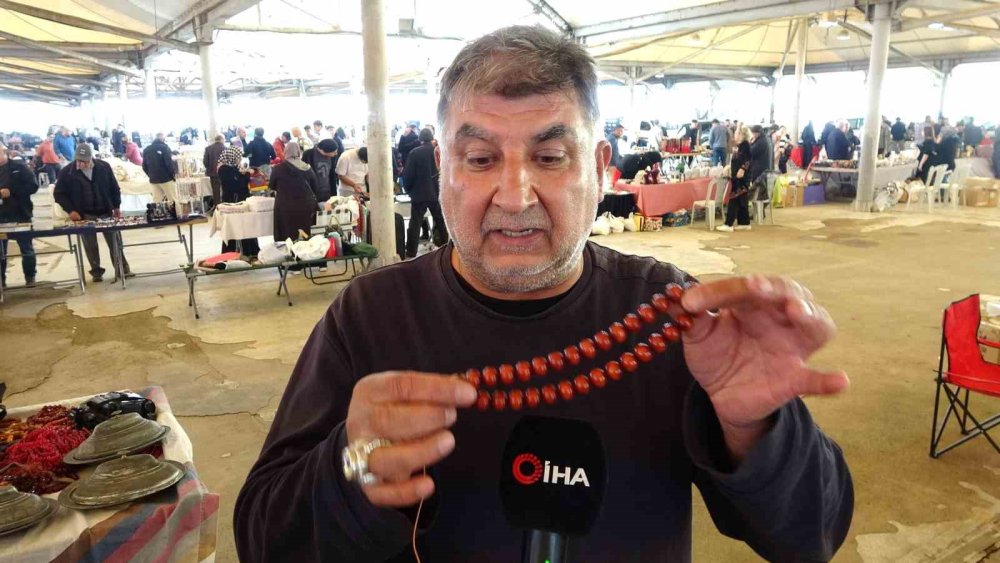 30 Yıldır Şehir Şehir Dolaşarak Tespih Satıyor