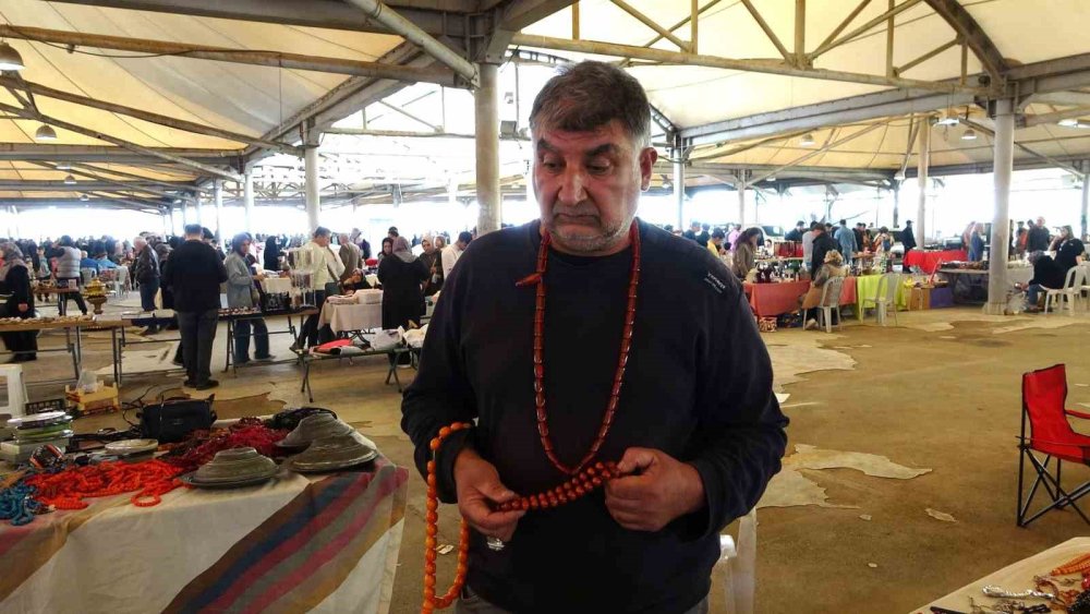 30 Yıldır Şehir Şehir Dolaşarak Tespih Satıyor