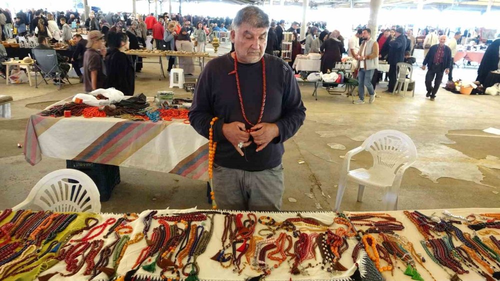 30 Yıldır Şehir Şehir Dolaşarak Tespih Satıyor