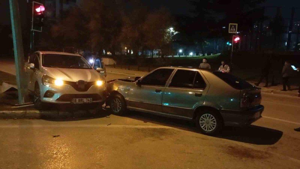 Kaza Yapan Otomobil Refüje Çarpıp Durabildi