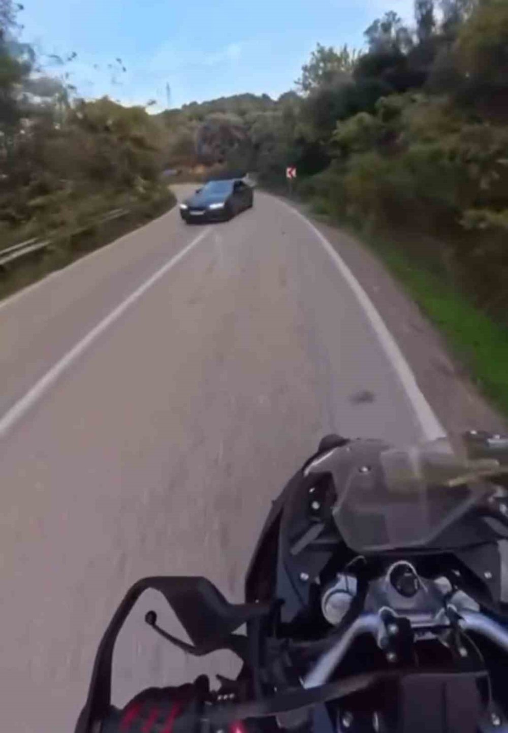 Motosikletlinin Saniyelerle Ölümden Kurtulduğu Anlar Kameraya Yansıdı