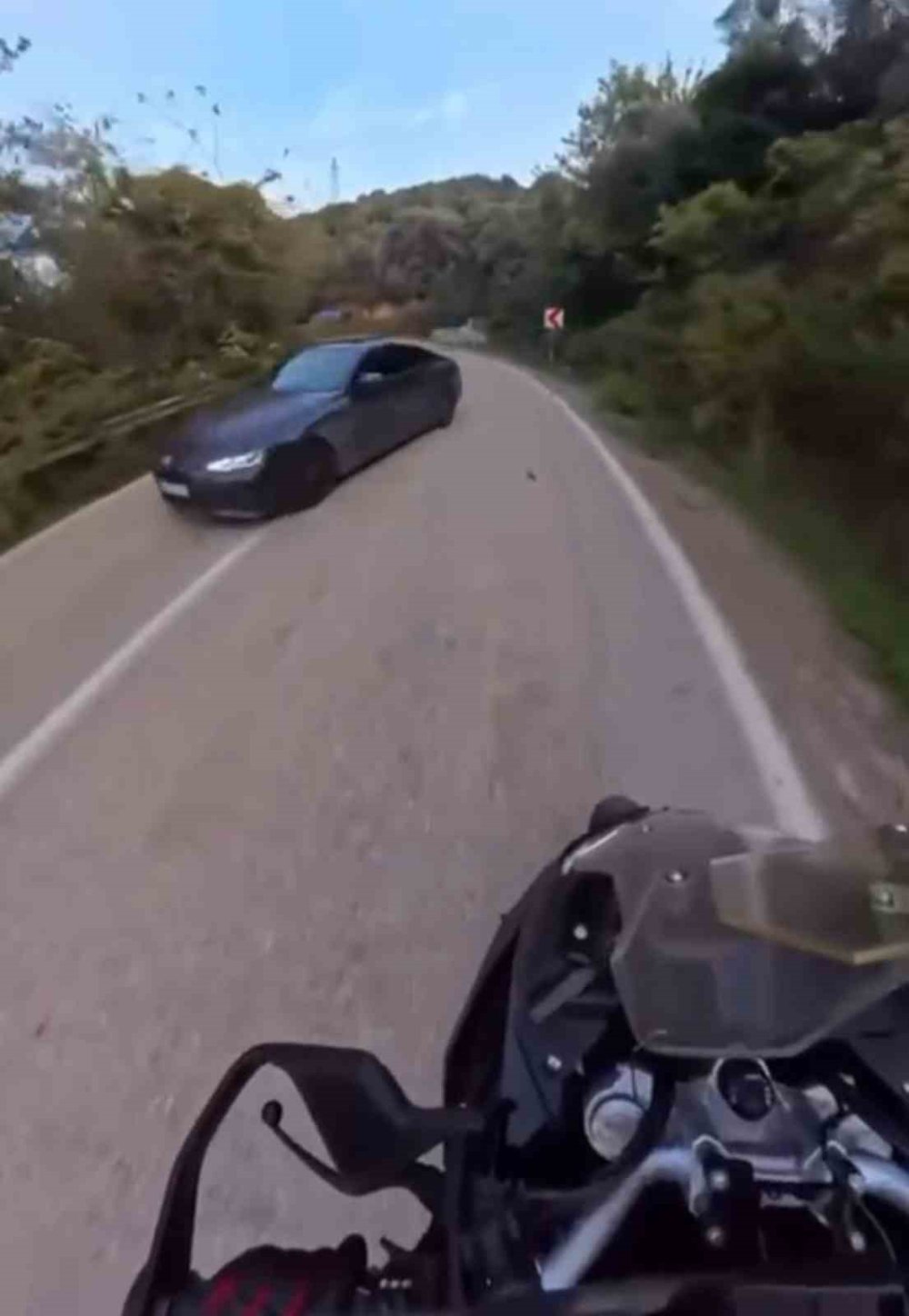 Motosikletlinin Saniyelerle Ölümden Kurtulduğu Anlar Kameraya Yansıdı
