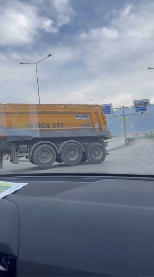 Ters Şeritten Giren Kamyon ’pes’ Dedirtti