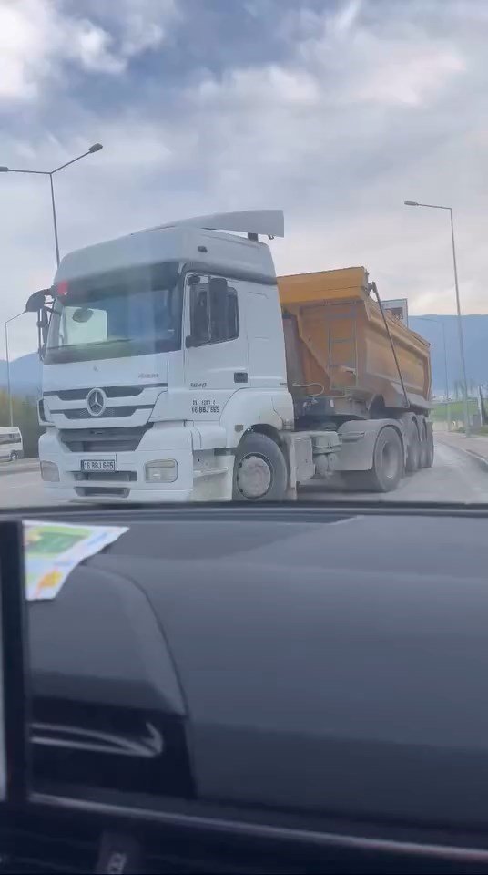 Ters Şeritten Giren Kamyon ’pes’ Dedirtti