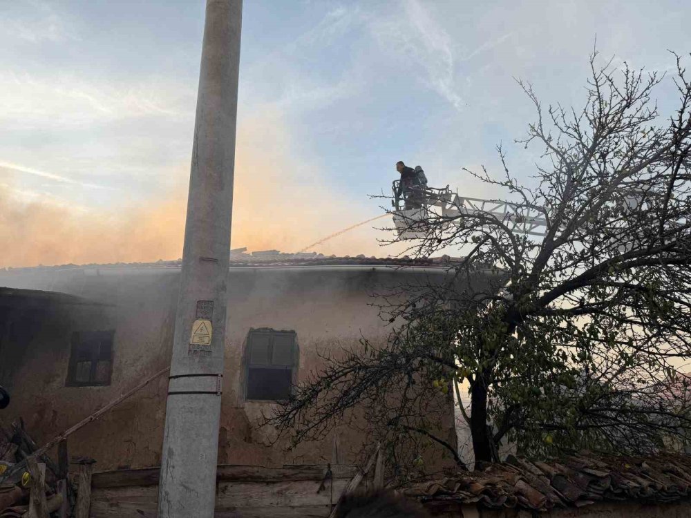 Çıkan Yangında İki Ev Ve Bir Ahır Kullanılamaz Hale Geldi
