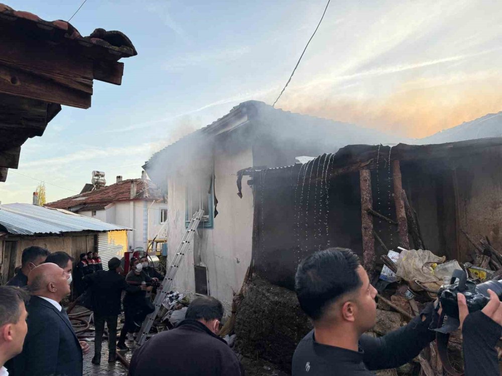 Çıkan Yangında İki Ev Ve Bir Ahır Kullanılamaz Hale Geldi