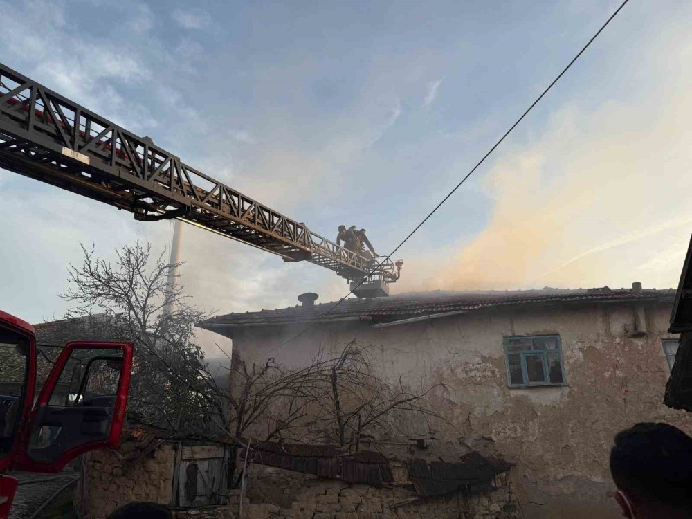 Çıkan Yangında İki Ev Ve Bir Ahır Kullanılamaz Hale Geldi