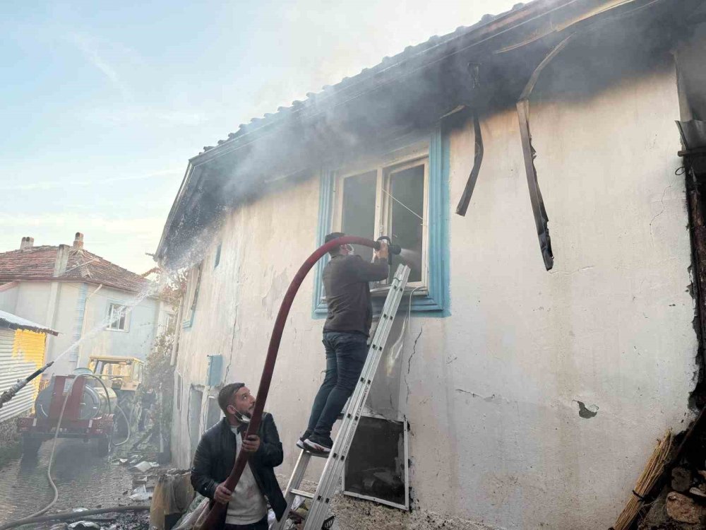 Çıkan Yangında İki Ev Ve Bir Ahır Kullanılamaz Hale Geldi
