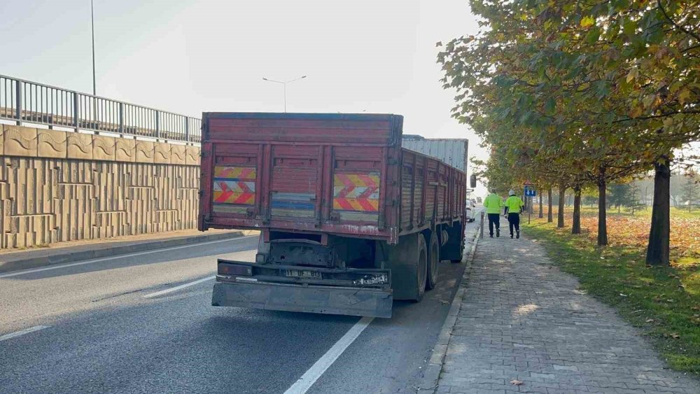 Kamyona arkadan çarptı!