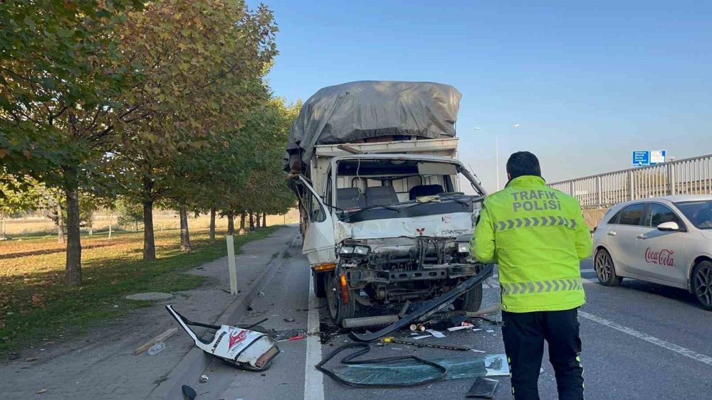 Kamyona arkadan çarptı!